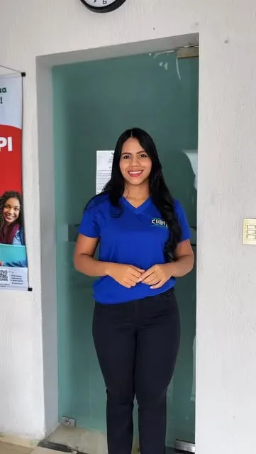Colaboradora do Cierpi sorrindo na entrada da escola