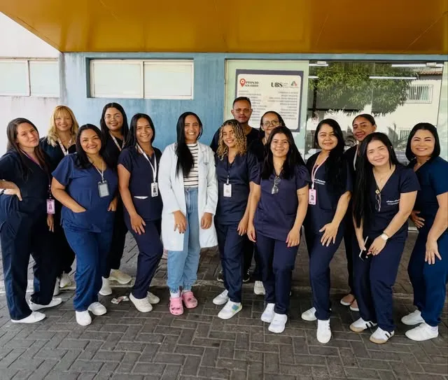 Turma de Técnico em Enfermagem do Cierpi, de uniforme azul-marinho, reunida no pátio da escola